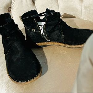 Born black suede leather, women’s booties.